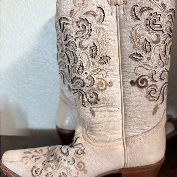 Embroidered Cream Western Cowgirl Boots - Picture 6 of 10